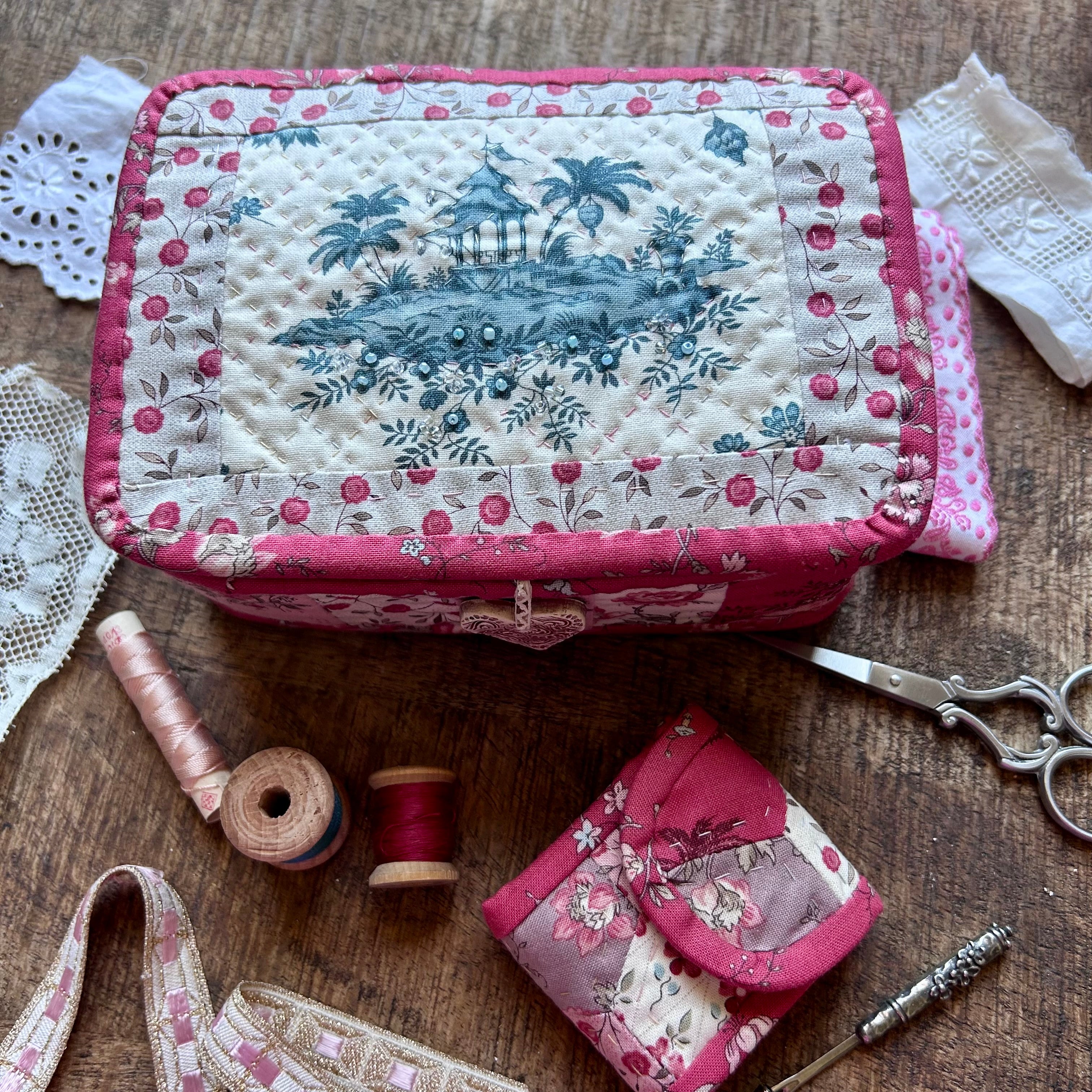 Écrin floral rouge et Mini pochette