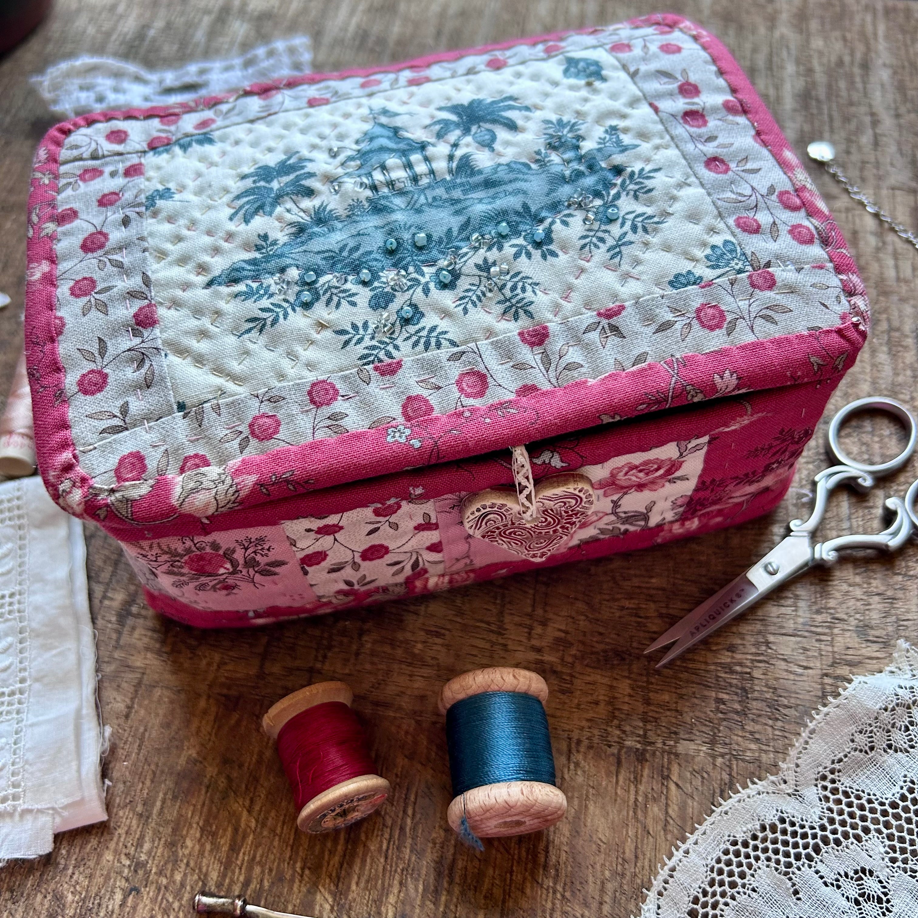 Écrin floral rouge et Mini pochette
