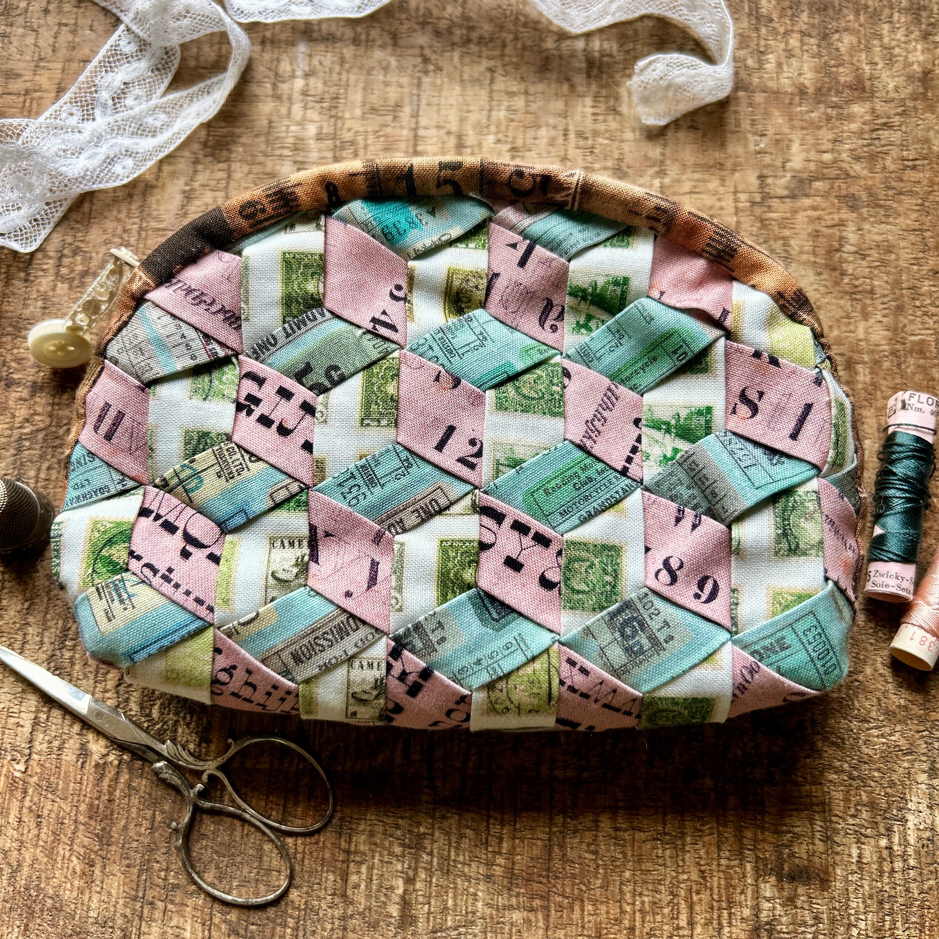 Trousse meshwork rose/bleue